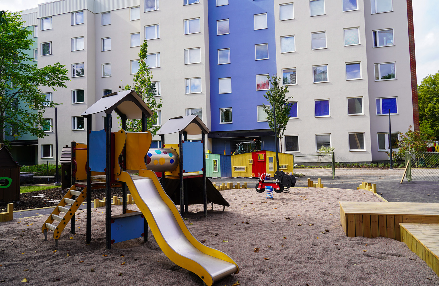 Lekpark framför flervåningshus.