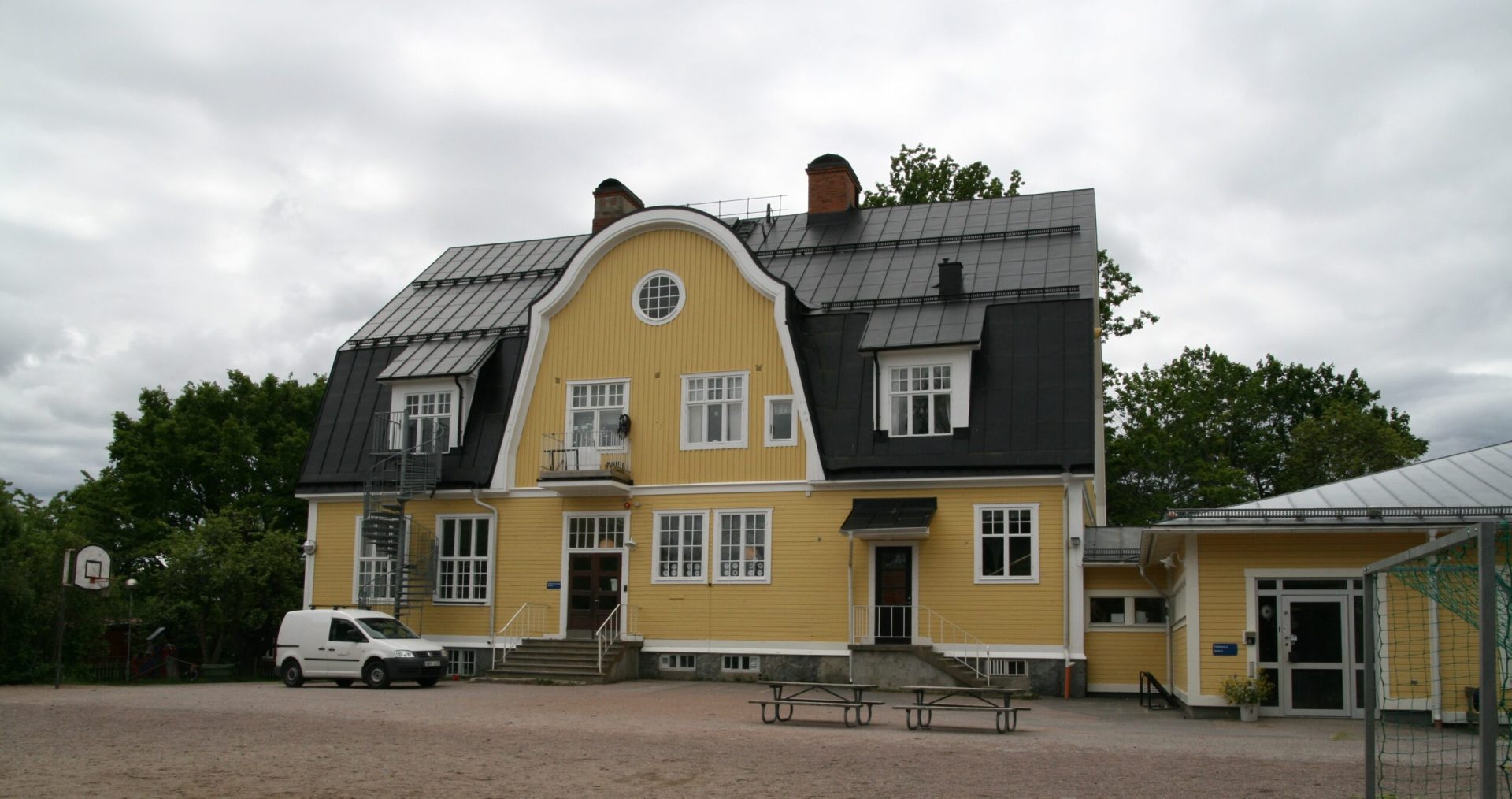 Gult trähus med stora grusytor