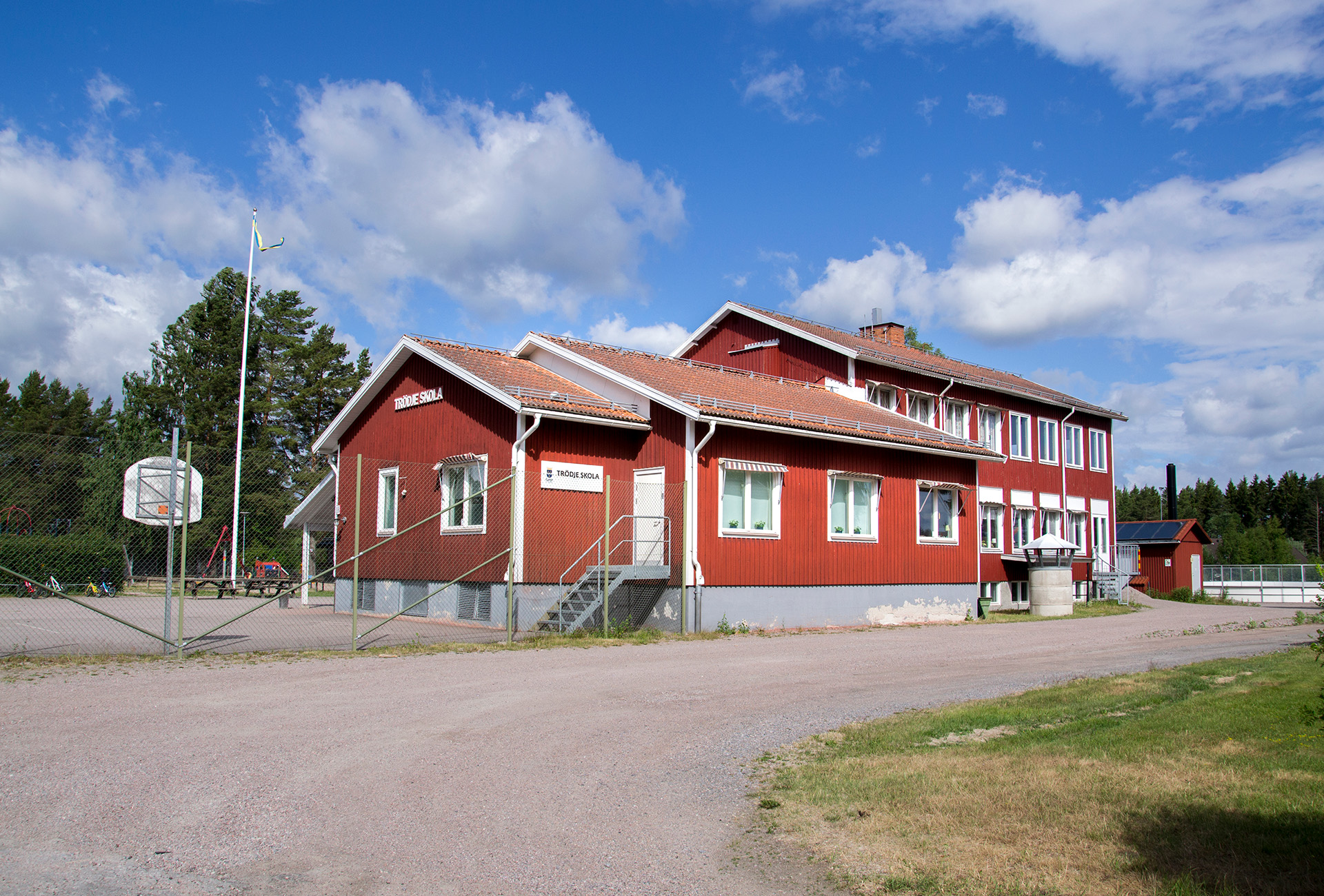 Röd skolbyggnad i trä.