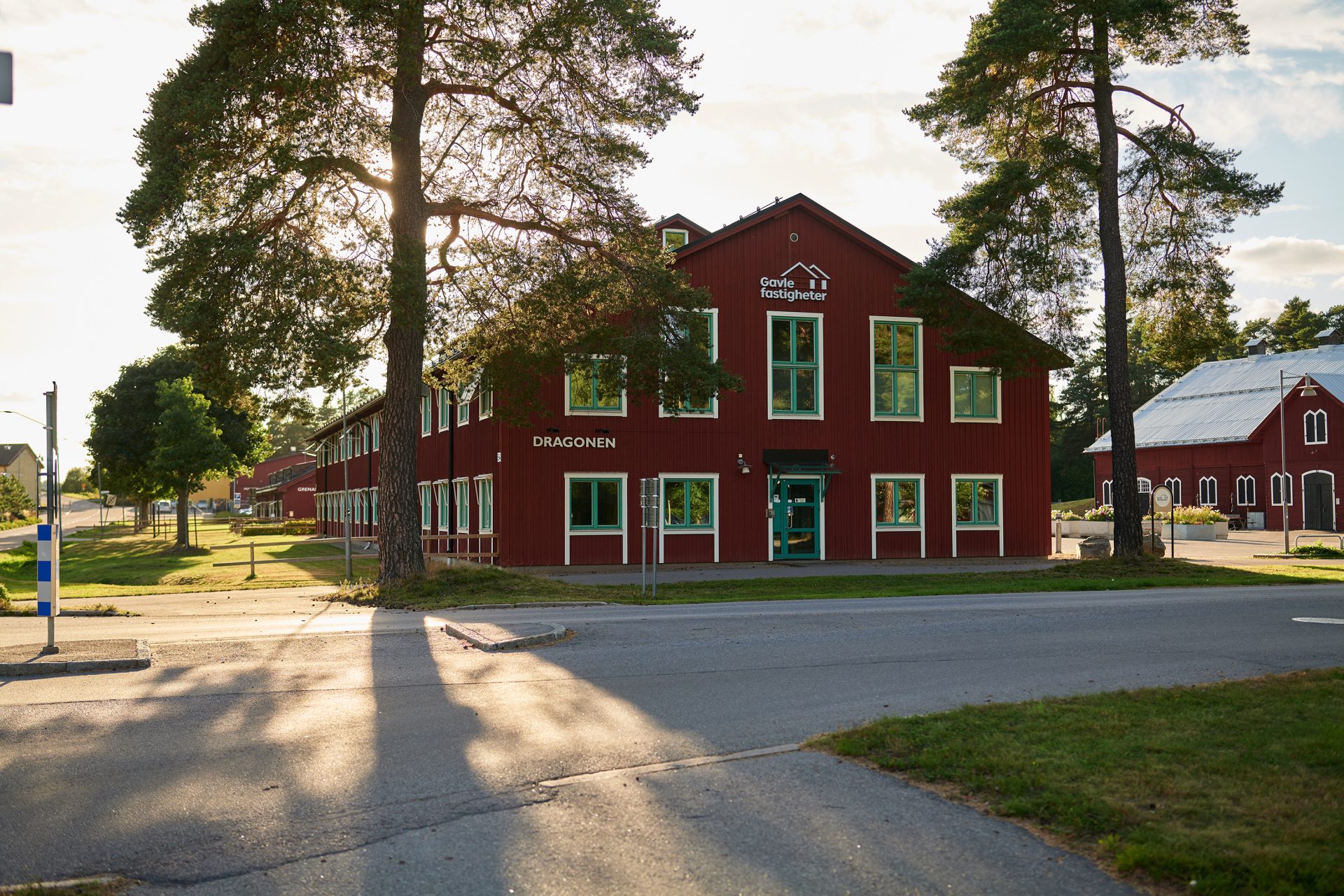 Gavlefastigheters huvudkontor. En faluröd kontorsbyggnad i det gamla regementesområdet i Gävle.